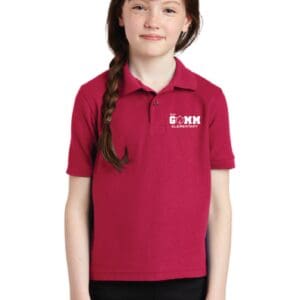 A girl wearing a red polo shirt with the word " mom ".